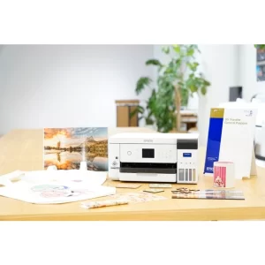EPSON SureColor SC-F130 A4 熱昇華印表機放置於桌面使用，周圍擺放熱昇華轉印的客製商品