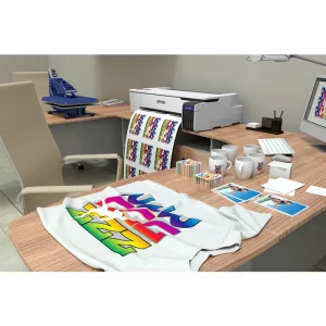 EPSON SureColor SC-F530 24吋熱昇華印表機在工作室輸出熱昇華圖案,搭配 T 恤與杯子等轉印成品