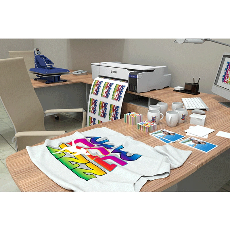EPSON SureColor SC-F530 24吋熱昇華印表機在工作室輸出熱昇華圖案,搭配 T 恤與杯子等轉印成品