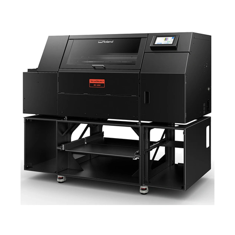 Roland VersaOBJECT RC-300 圓柱 UV 印刷機放置於機台上的斜側面外觀