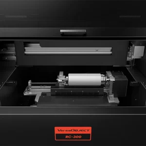 Roland VersaOBJECT RC-300 機內夾持圓柱物件的旋轉機構特寫