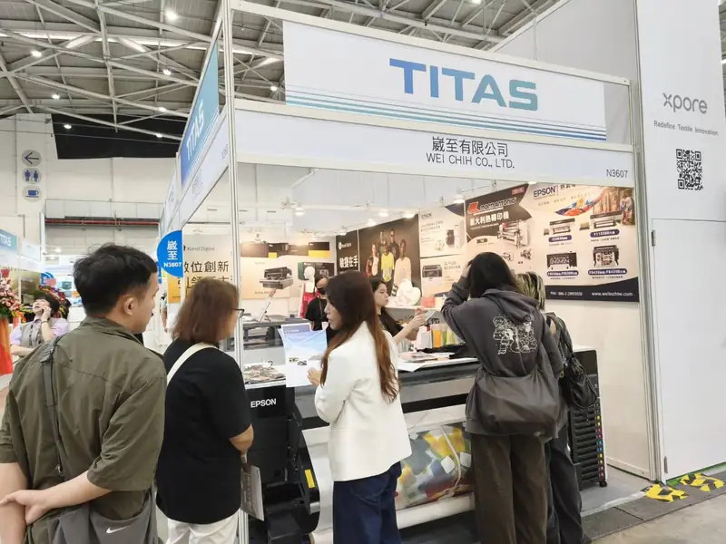 崴至 2026 台北紡織展 TITAS N3607 攤位,Epson 熱昇華印表機現場展示與客戶交流